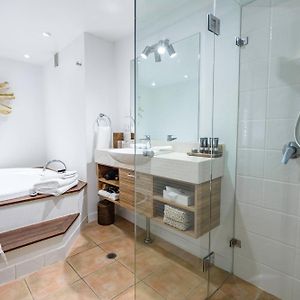 Two-Bedroom One-Bathroom Apartment Tropical Garden Patio Spacious Living SPA Bath